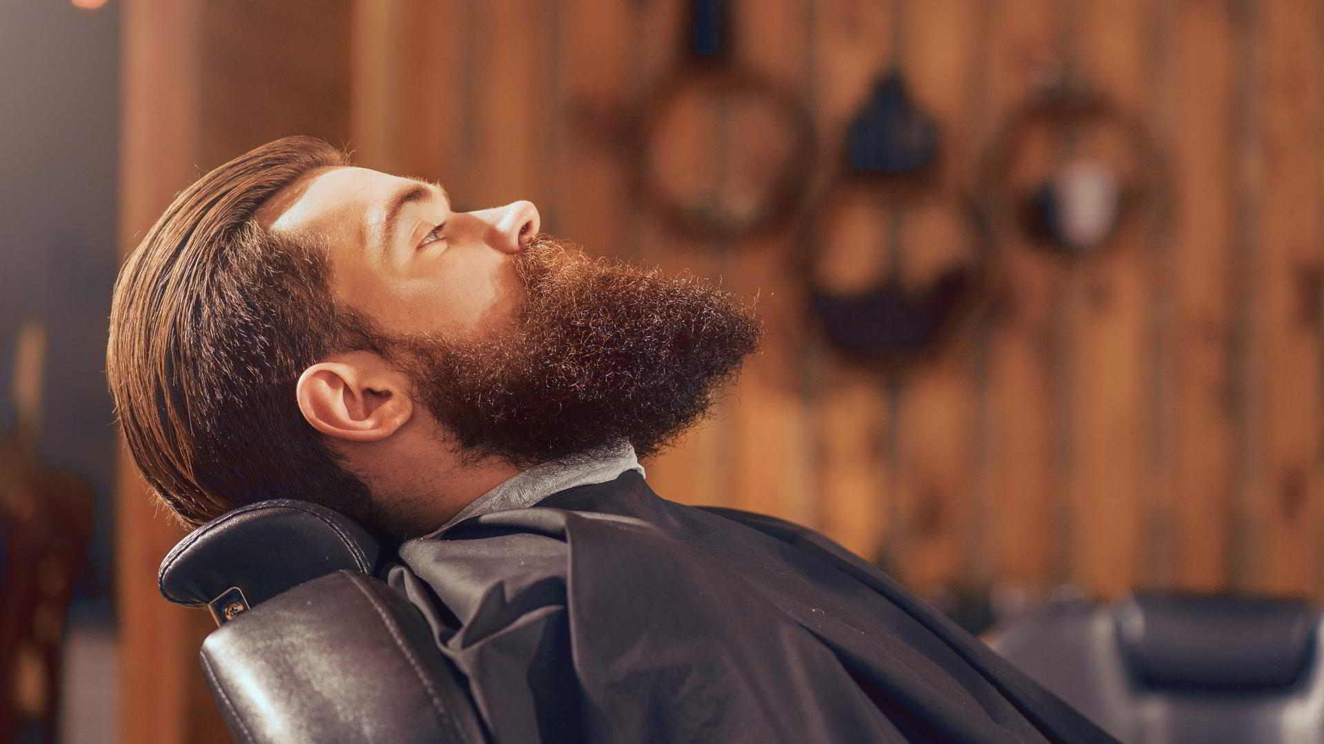 proceso de corte y arreglo de barba realizado por LC Peluquero